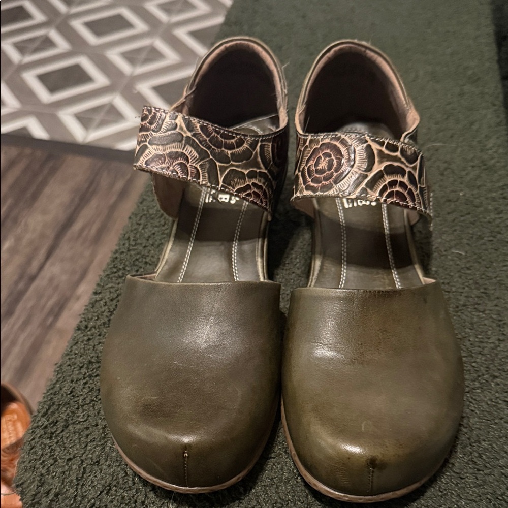 L’Artiste Spring Step Pansy Olive Green Sz 42